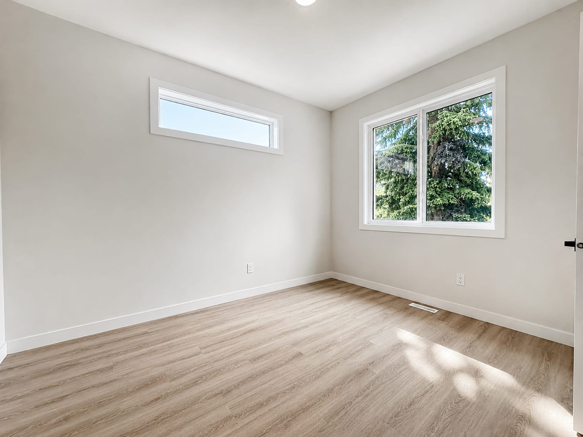 Stunning 3-Bedroom Suite with Private Deck - Unit 101 — photo 11 of 12