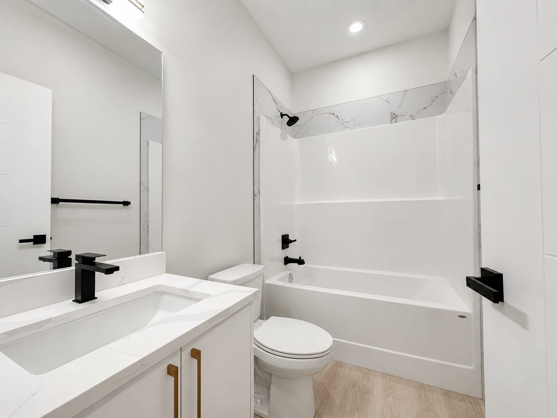 Stunning 3-Bedroom Suite with Private Deck - Unit 101 — photo 10 of 12