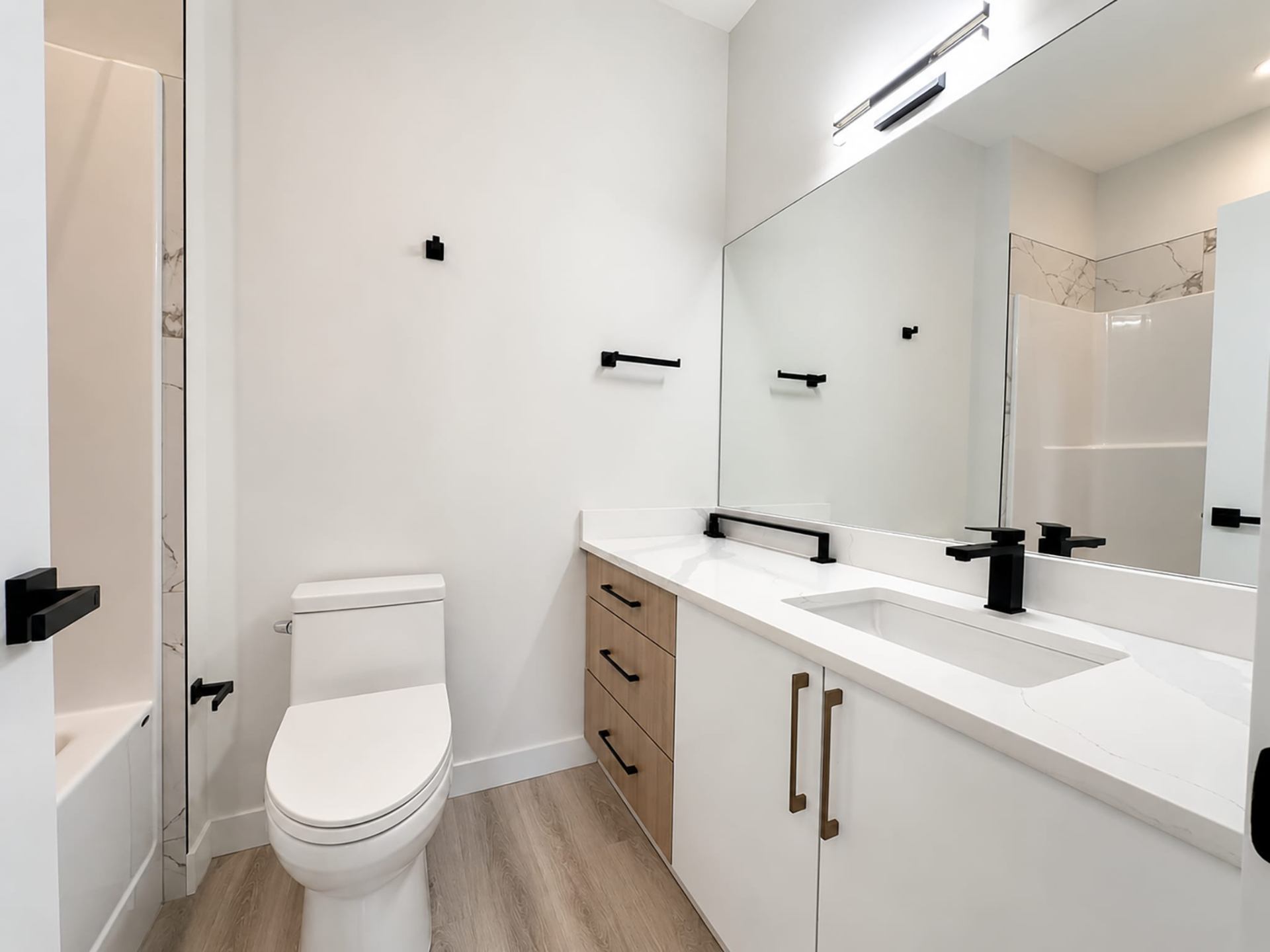 Stunning 3-Bedroom Suite with Private Deck - Unit 101 — photo 6 of 12